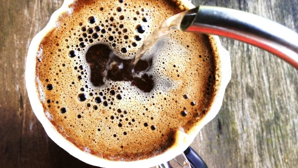 Café sendo coado na hora
