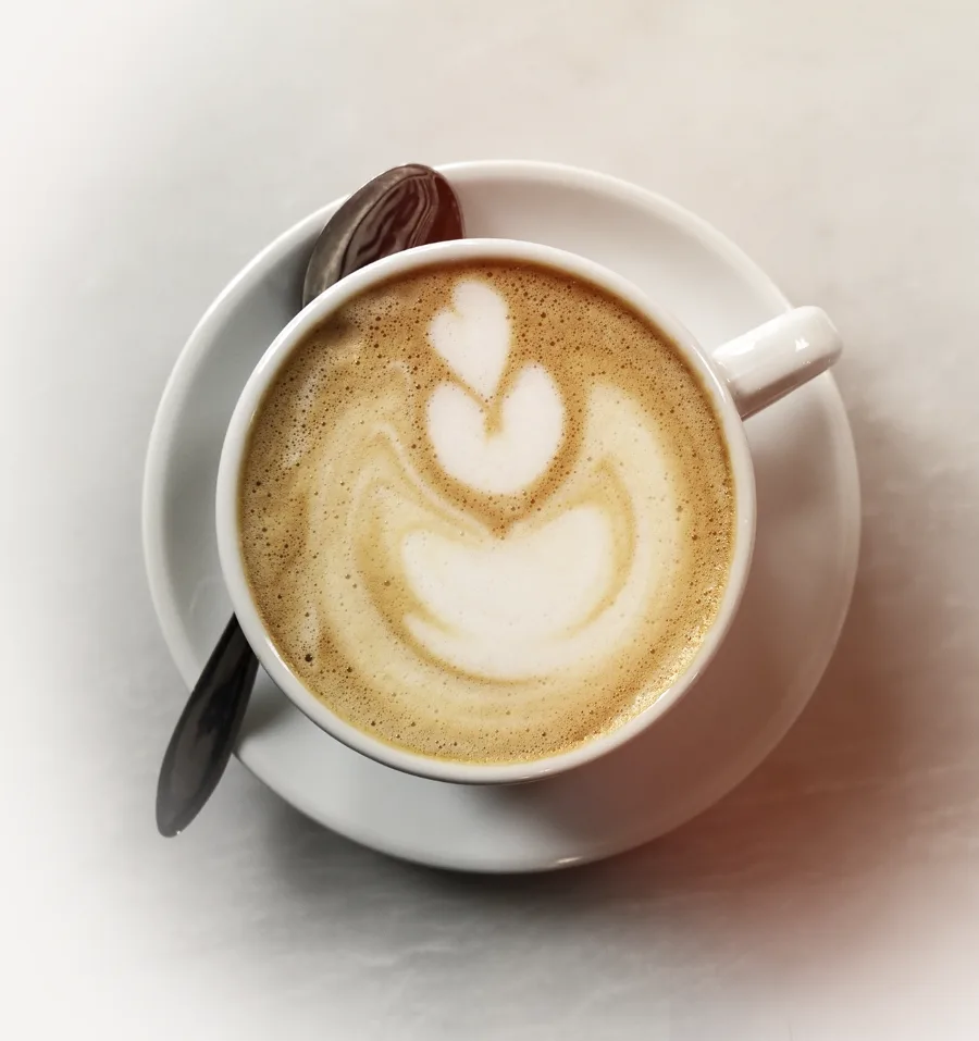 Xícara de cappuccino com desenho de coração na espuma