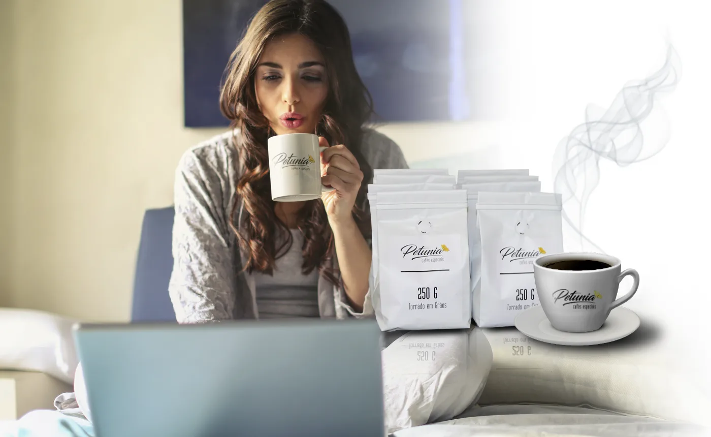 Mulher tomando café Petunia de manhã, com pacotes do café ao lado